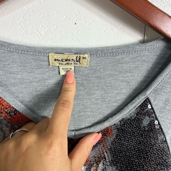 One world womens top size M Sequin Graphic - Picture 6 of 15